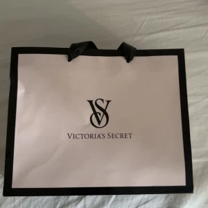 Victoria’s Secret påse - Säljer en äkta Victoria’s secret påse, används som prydnad. Den är i bra skick, säljer för 50kr för att de ej går att få tag på längre💕
