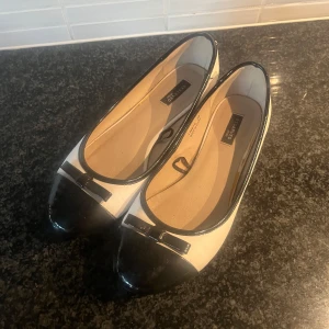 Ballerinaskor  - Säljer dessa superfina ballerinaskor från reserved. De är i bra skick, endast lite smutsiga men inget som går att tvätta upp förutom skråman på bild fem. De är sanna till storleken, passar mig bra som vanligtvis har 38.5/39. De är perfekta till mer vardagliga och även festliga tillfällen samt sommar och vinter 🔥🔥hör gärna av er vid frågor och tveka inte att lägga prisförslag