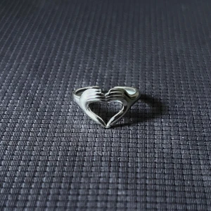 Un Cœur, Deux Mains - Heart Ring - Justerbar. Rost & nickelfri