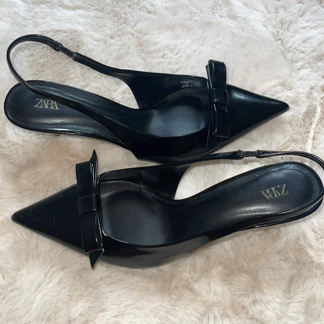 Svarta pumps med rosett från Zara - 1