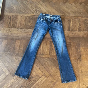 Jeans LTB valerie  - Mörkblå jeans ifrån Ltb i modellen Valerie. Jeans har små slitningar fram och bak på fickorna. Säljer då som inte kommer till användning! Priset kan diskuteras.❤️W: 27 L: 34