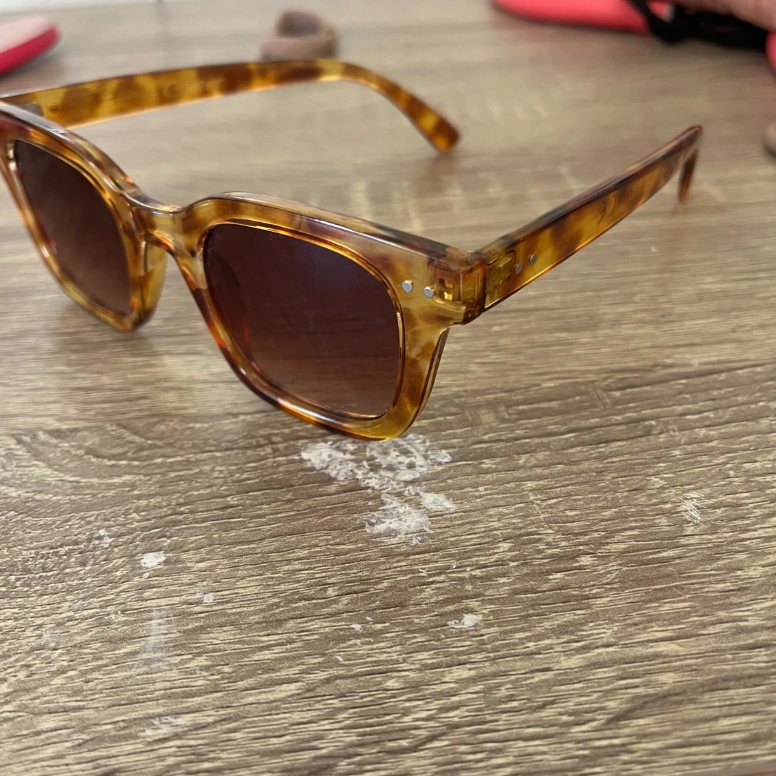 Brun mönstrade solglasögon från Glitter - 1