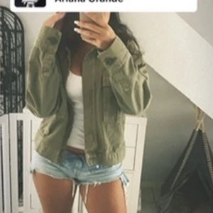 Grön overshirt i jeans  - Snygg grön overshirt i bomull med klassisk krage och knappar framtill. Perfekt att slänga över en t-shirt för en avslappnad look. Jackan har flera fickor och en loose passform som ger en chill vibe.