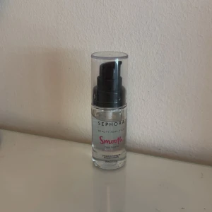 Sephora Beauty Amplifier Smooth Primer - Sephora Beauty Amplifier Smooth är en genomskinlig primer i pumpflaska på 15 ml. Den jämnar ut huden och ger en matt finish, perfekt som bas innan foundation. Smidig att applicera tack vare den smarta pumpen och stilren design i plast. Mjuk och skön på huden. Använd någon enstaka gång. Säljer då den inte kommer till användning. 