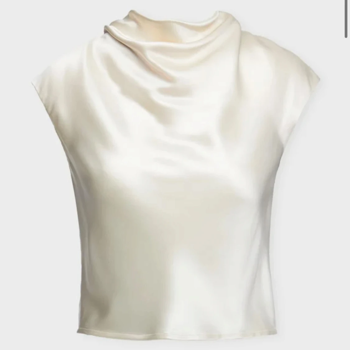 Champagnefärgad satintopp med draperad hals