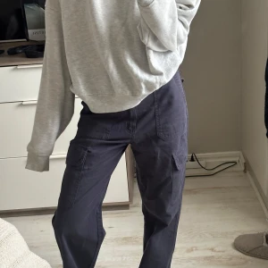 Mörkblå cargopants från Zara - Säljer ett par snygga mörlblåa cargopants från Zara i storlek 34. De är långa i benen och väldigt bekväma. De ser rätt höga ut i midjan men blir snyggt om man drar ner de lite på höfterna💕