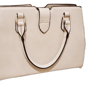 Grå/beige väska ❣️ - Vet tyvärr inte vart den är ifrån men det är rätt så bra kvalité 🫶🏼 Tror den är ifrån Åhlens! Den liknar❗️ väskan ifrån Ralph Lauren. Lång axelremskedja medföljer!🩷 Ganska mycket utrymme.