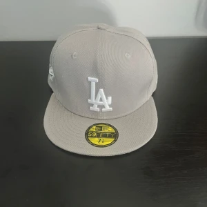 La keps grå - Skitsnygg La keps, helt oanvänd! Storlek 56,8 Priset går att diskuteras!