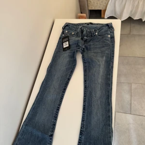 True religion jeans - Helt oanvända True Religion jeans med lappen kvar! Fin mörkblå färg, low waist och bootcut. Nypris: 1699