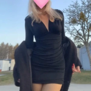 Miniklänning - Superfin kort klänning från NA-KD. En storlek M men som en S/M skulle jag säga den är super skön och stretchig. Långa ärmar och urringad. Använd ett par gånger bara.