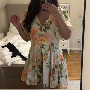 Klänning  - Super vacker klänning som är aldrig använt 