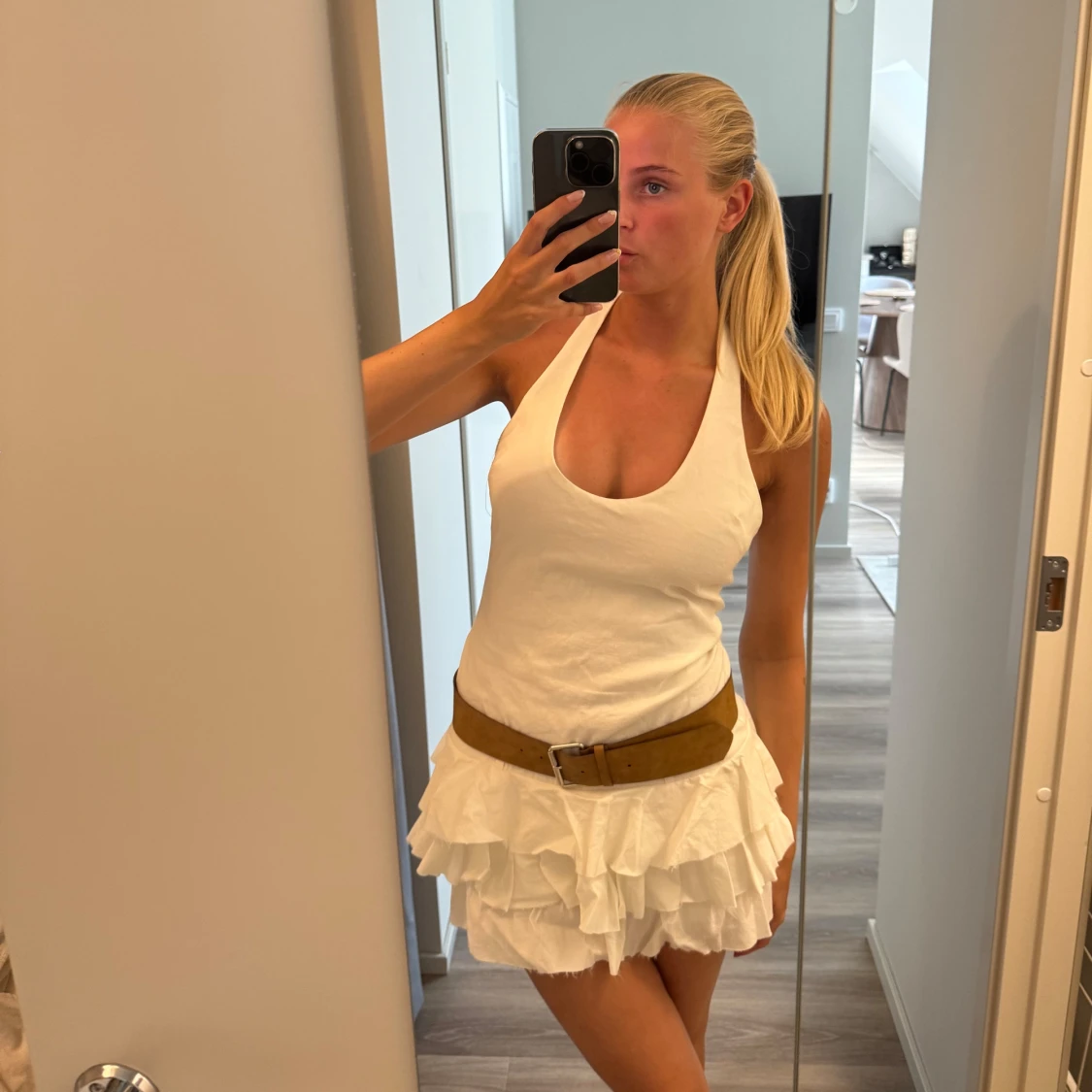 Vit kort volangklänning med bälte