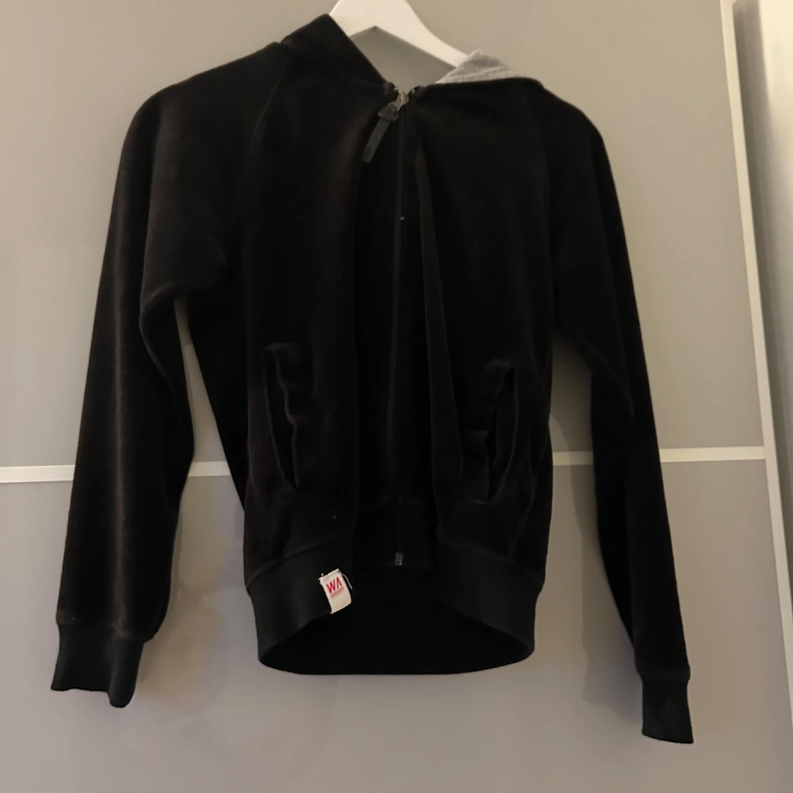 Svart velour hoodie med huva - 1