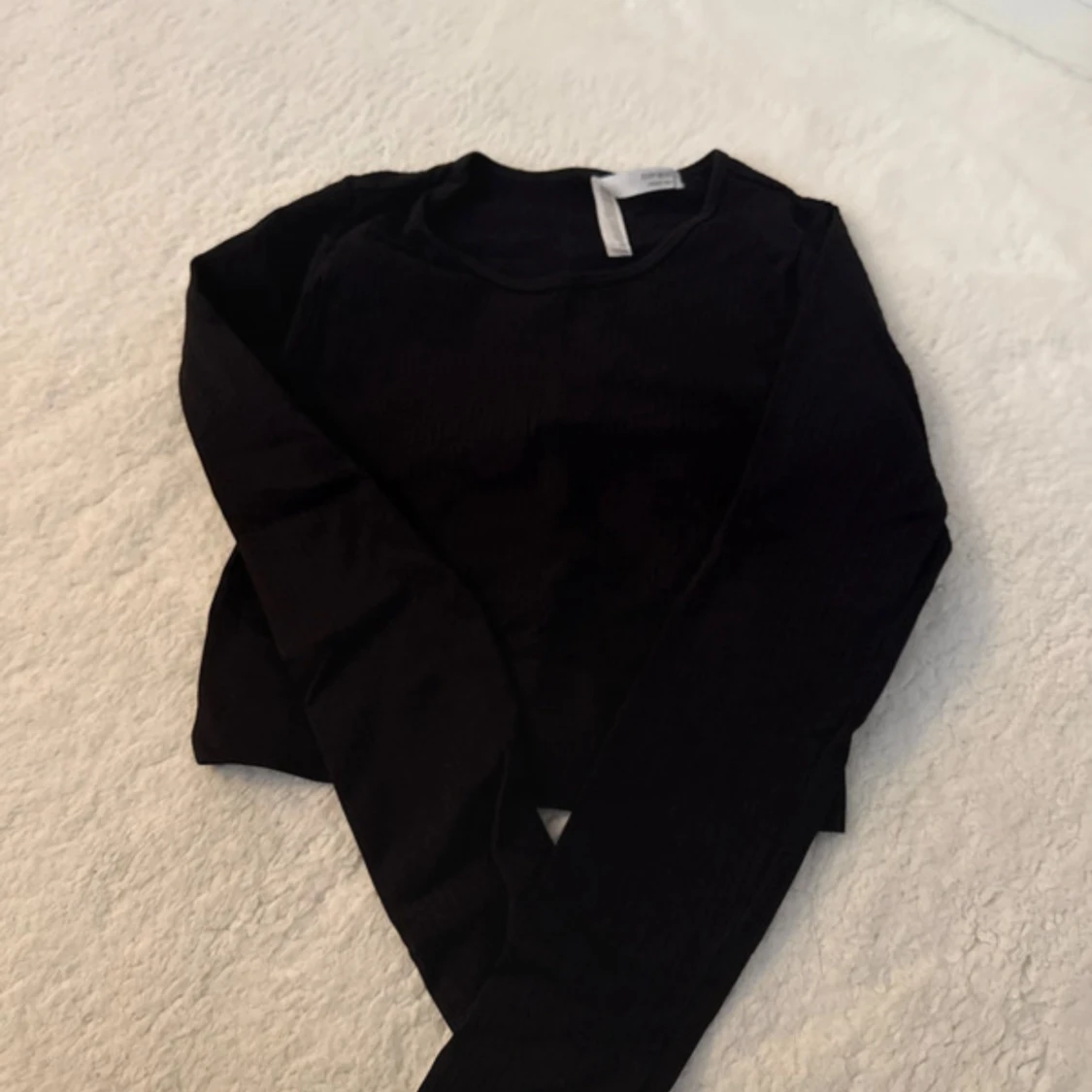 Svart croppad långärmad topp Divided - 1