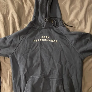 PEAK PERFORMANCE HOODIE - Använde den en del förra året men det syns knappt 
