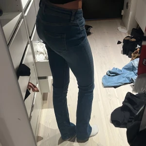 Blå lowwaist bootcut jeans  - Snygga blå jeans från Only med bootcut-modell och låg midja. Dem är knappt använda och säljer då jag redan beställde dem i en för kort storlek (jag är 174 cm och har 84 cm innerbenslängd). Orginal pris 500kr. 