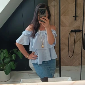 Blå blus - Supersöt ljusblå blus från Zara med volanger och offshoulder-modell. ❤️❤️
