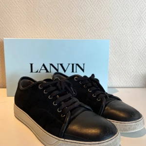 Lanvin - Svarta lanvins köpta på nk i 26e april. Nypris 5200 men köptes på rea för 3700. Lite slitna fram vid tårna men inget man tänker på! 8,5/10 i skick. Dust bag och kvitto följer med