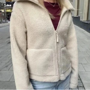 Teddyjacka h&m - Jättefin teddyjacka i nyskick från h&m ! Helt slutsåld på hemsidan, går ej att köpa nån annanstans ❤️