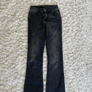 Svarta bootcut jeans från ONLY  - Snygga svarta jeans från ONLY i bootcut-modell. Jeansen har klassisk femficksdesign, normalhög midja och är tillverkade i stretchig denim för skön passform. Skriv för mått eller fler bilder!🩷