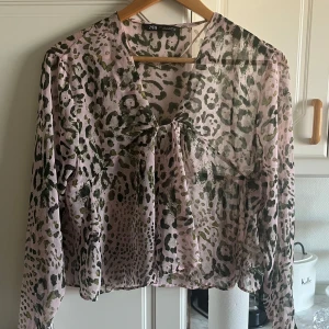 Leopardmönstrad blus  - En superfin blus med leopardmönster från Zara i storlek L. Blusen går i gröna och rosa toner och har en lös och ”fladdrig” i passformen. Inga tecken på användning!💐
