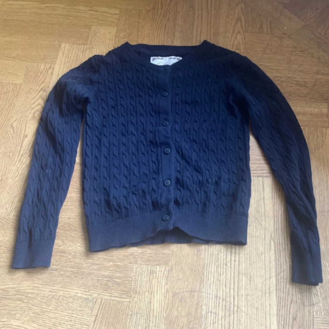 Mörkblå kabelstickad kofta från Skill - 1