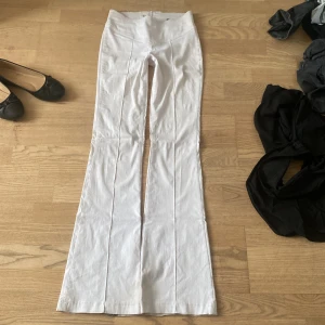 Vita bootcut byxor från Tally Weijl - Säljer ett par vita bootcut byxor från Tally Weijl . Säljer då de är för små för mig . Står ej storlek men skulle säga S eller XS . Innerbenslängd:82-83 Midjemått: 35cm men mycket stretchiga !