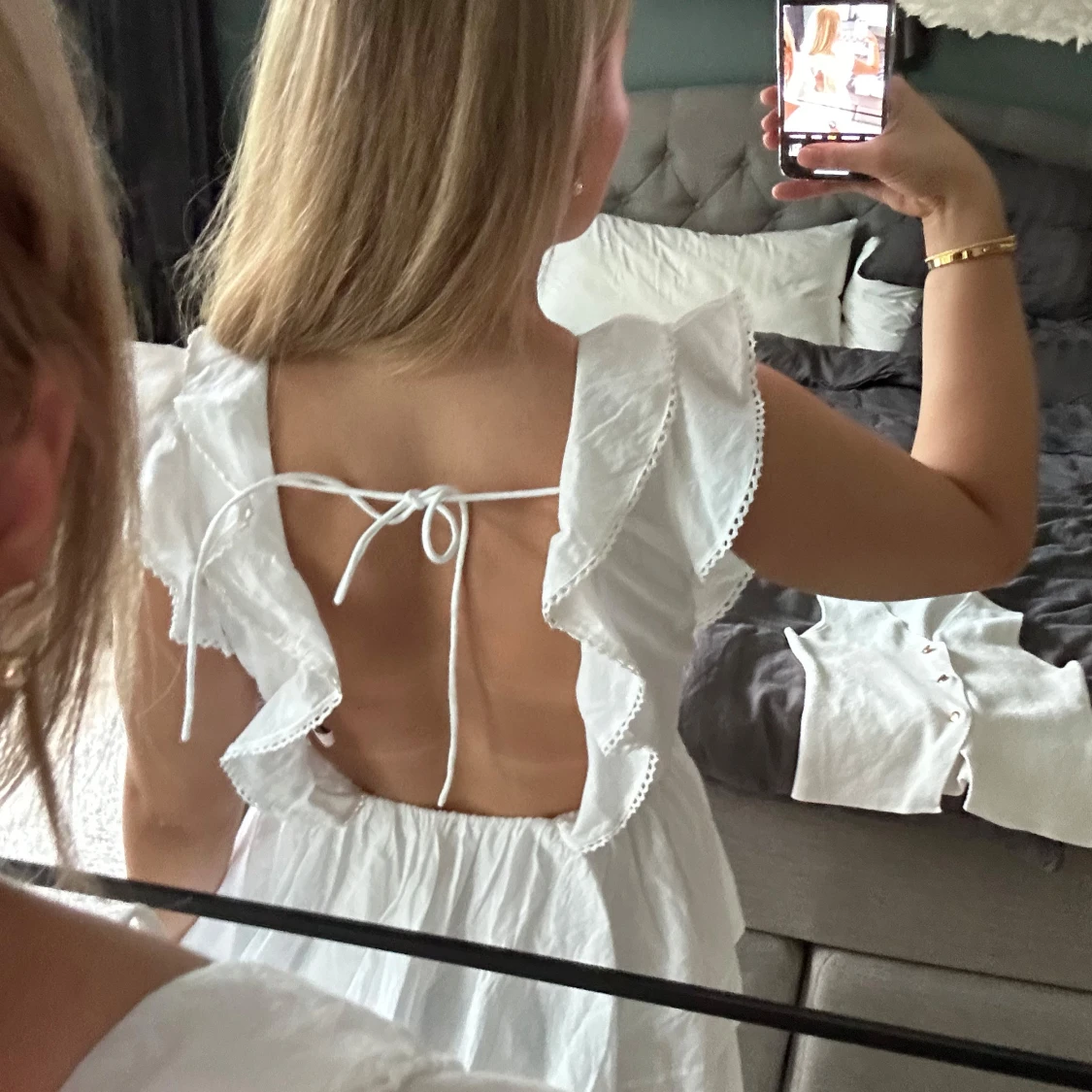 Vit volangklänning med öppen rygg - 2