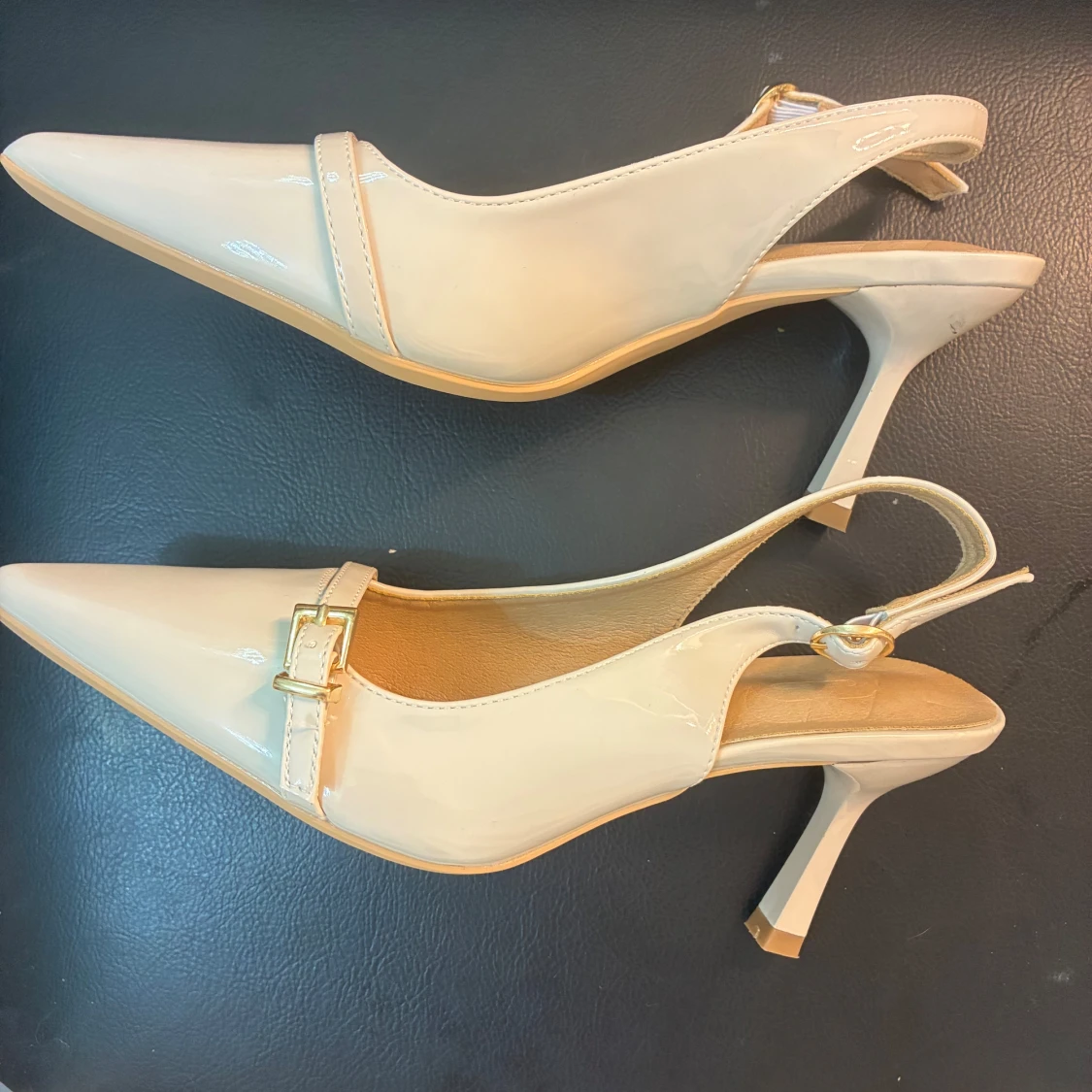 Beige pumps med spetsig tå och klack - 2