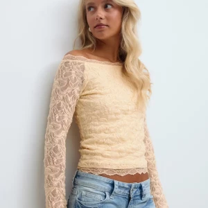 Ljusgul spettstopp  - Säljer en ljusgul långärmad topp i spets med offshoulder-modell. Prislappen är också  kvar💞