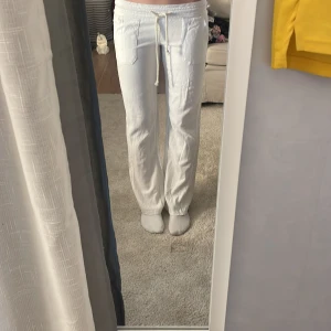 Vita linnebyxor med snörning - Säljer ett par vita linnebyxor knappt använda och i gott skick, säljer på grund av att de har blivit för små. Frågor om midjemått och längd tas privat! 