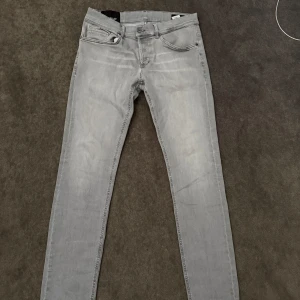 Dondup jeans - Säljer dessa snygga grå jeans från Dondup i modellen George med klassisk femficksdesign och diskreta detaljer på bakfickorna då de blivit för små för mig tyvärr. Jeansen har en riktigt snygg ljusgrå tvätt och är tillverkade i mjukt bomullsmaterial med stretch för extra komfort. Perfekta för en clean och modern look. I nyskick inga defekter. Storlek 34 men passar mindre.Skriv för frågor eller fler bilder. Priset kan diskuteras😁