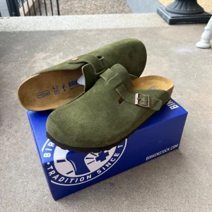 Birkenstock Boston Army Green - Säljer ett par helt nya Birkenstock Boston i lådan. Färgen är Army Green, material mocka/suede. Storlek 43, anpassningsbar med flärp.  Hör av dig om du har frågor eller vill ha fler bilder!🙌