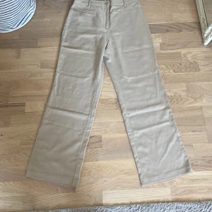 Beiga byxor från Monki - Beiga byxor från Monki i stl 40