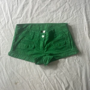 Coola shorts - Bra skick! Lite små i storleken, mått: midjemått rakt över 41 längd (sidan) 23cm❤️