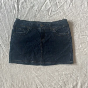 Jeanskjol - Bra skick! Mått: midjemått rakt över 41+stretch längd 31,5cm❤️