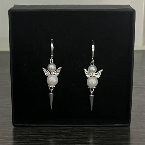 Silverörhängen  - Kan fraktas med frimärke för 22kr. Ett par silverörhängen som även finns att köpa enskilt så kolla mina andra annonser! Det är rostfritt stål.