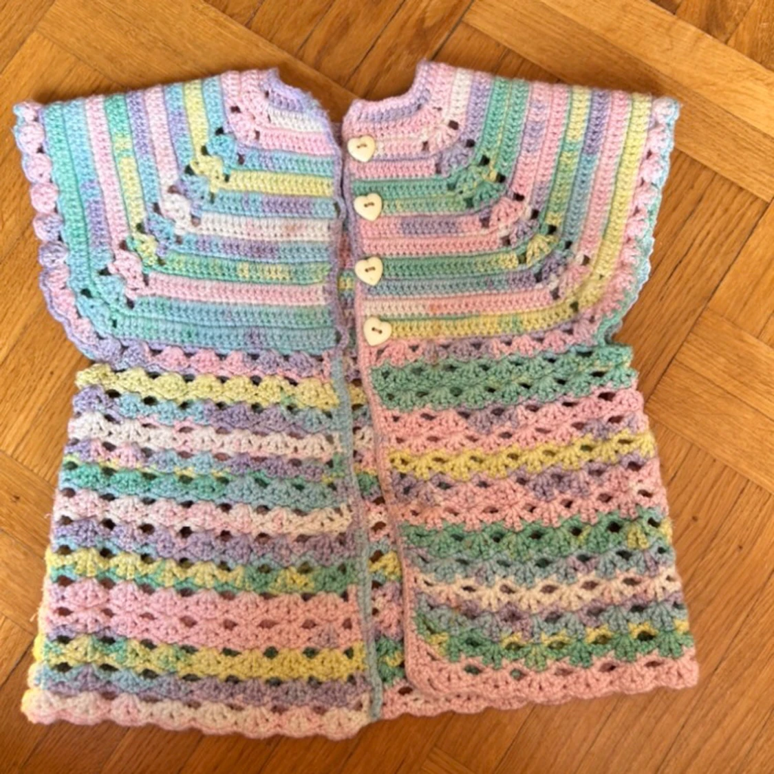 Pastellfärgad virkad väst med hjärtknappar