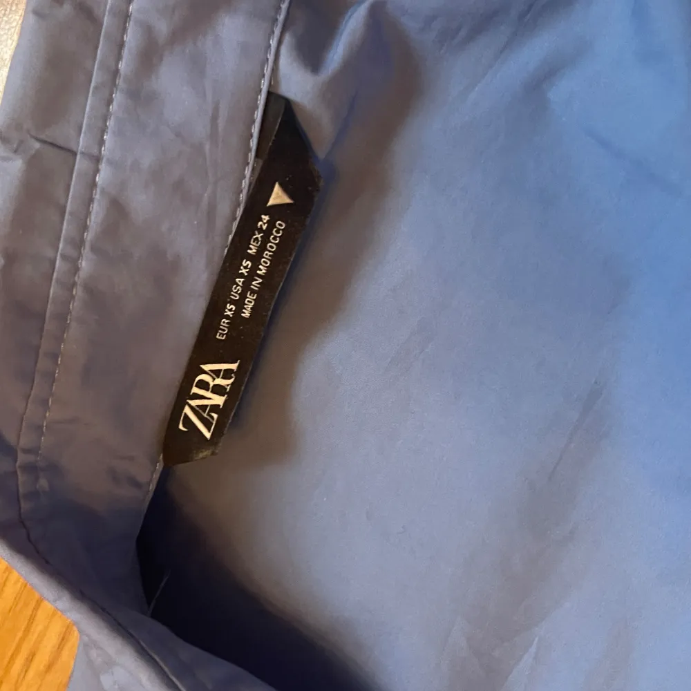 Säljer en stilren blå skjorta från Zara. Skjortan har långa ärmar och knappar framtill sitter lös. Perfekt för en klassisk look. Aldrig använt. . Paidat.