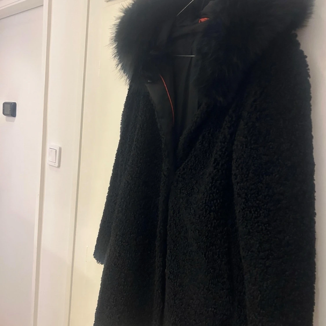 Svart Joplin teddyjacka med pälskrage från Rock & Blue - 2