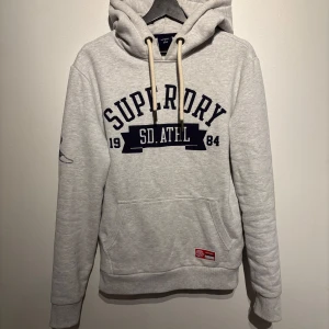 Superdry hoodie - Hej, säljer en riktigt nice hoodie från Superdry. Den är i utmärkt skick utan någon defekt. Den är i väldigt bekväm material. Vid fler frågor hör gärna av dig. 