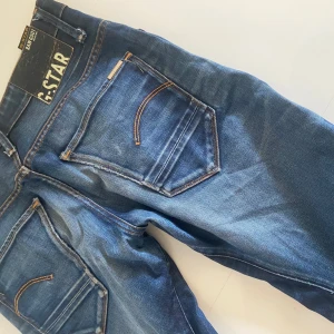 Blå jeans från G-Star RAW - Snygga blå jeans från G-Star RAW de säljs för endast 225 kr de är riktigt snygga och storleken är w-30 l-32!  hör av er om ni har minsta lilla fråga!