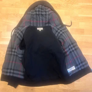 Svart zip hoodie från Burberry - Säljer denna Burberry-kofta i storlek S på Plick! Endast använd 5 gånger och i riktigt bra skick. Klassisk och tidlös design som passar till allt. Pris kan diskuteras – först till kvarn.