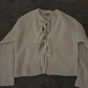 Kräm vit stickad tröja - En stickad tröja från Gina som jag inte använder