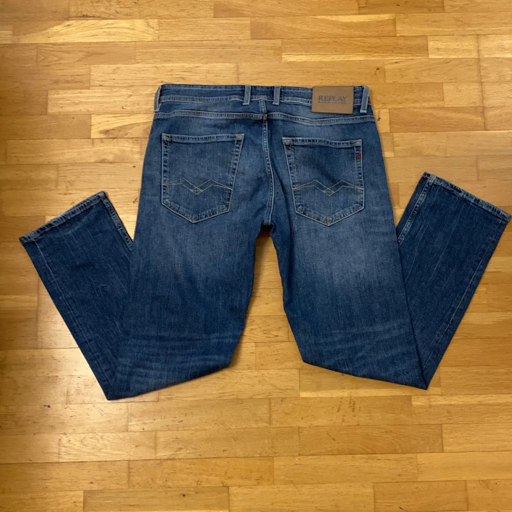 Tjena säljer dessa blåa replay Grover jeans i modellen straight fit i storlek 33/30. Jeansen är i toppskick och har inga skador eller defekter skicket är 9/10. Jag på bilden är 176 och väger 62kg och de passar mig ganska bra men är lite stora vid midjan. Hör gärna av dig om du har några frågor eller är intresserad!. Farkut & Housut.