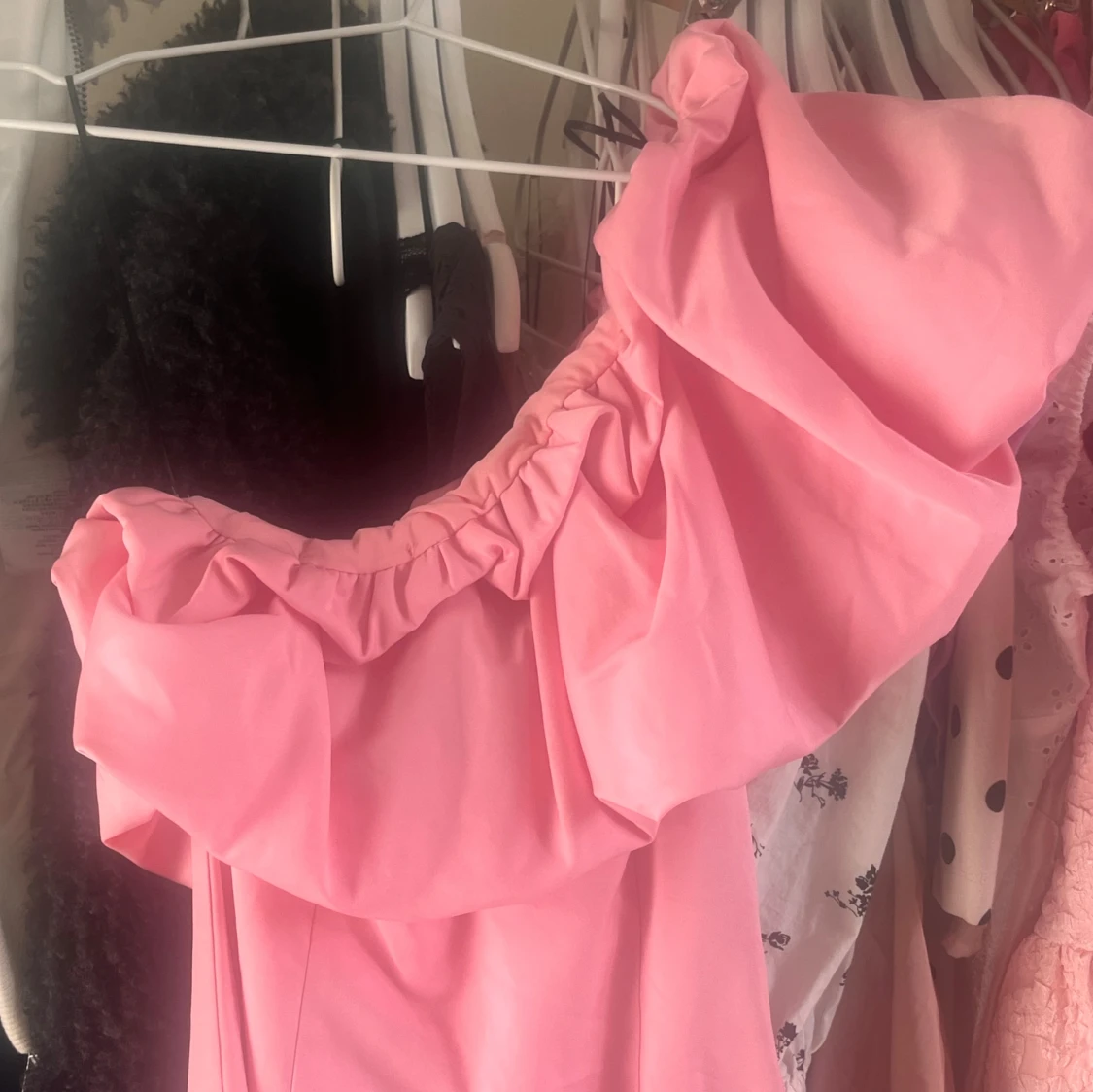 Trendig rosa oneshoulder klänning från HM - 3