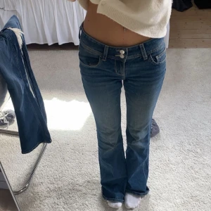 Blå bootcut jeans   - Säljer ett par snygga blå bootcut jeans. Använda ett par gånger och är ganska slita längst ner. Jag är 164 som referens!💕💕