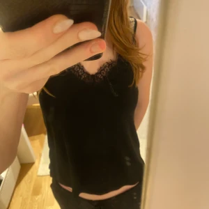 Spets topp - Säljer mitt spets linne från hm då det inte kommer till användning🩷 köp gärna i en bundle och få rabatt på flera varor! 