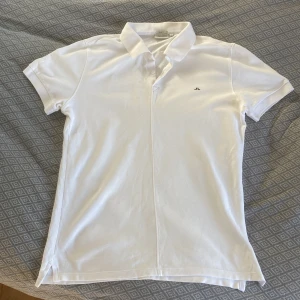 J.Lindeberg Piké - Nästan helt oanvänd. Säljer för att den är för liten. Storlek S.