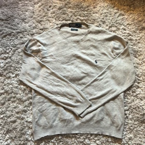Ralph lauren sweatshirt - Säljer denna riktigt stilrena Ralph lauren tröjan. Den är grå och i storlek L, den är i bra skick inga defekter. Bara att skriva över frågor och funderingar.